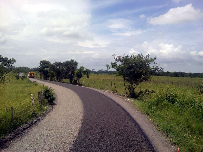 Reconstrucción de base hidráulica y carpeta asfáltica en Tlalixcoyan, camino la Camacha