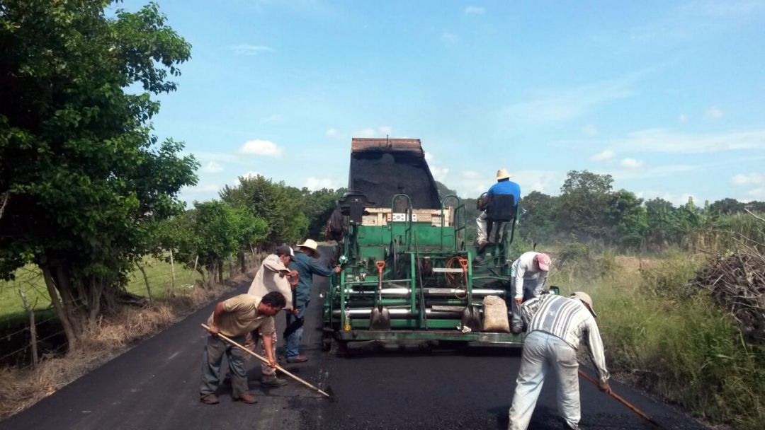 Rehabilitación Vial en el Camino Santa Rosa: Remoción de Derrumbes y Reconstrucción de Superficie